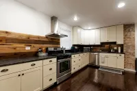 Large, modern 2 bedroom in the heart of Forest Park - Homestays
