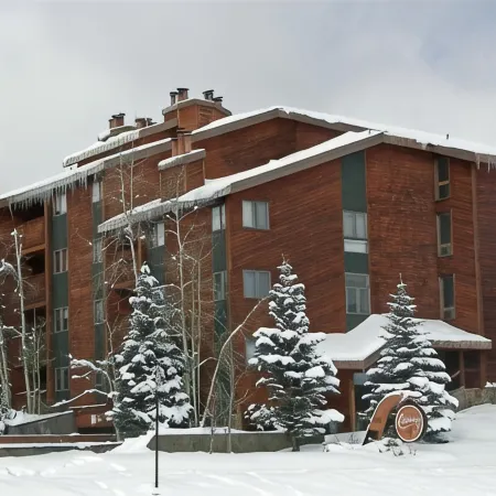 Short Walk to Restaurants, Shopping, Skiing / Special Pricing