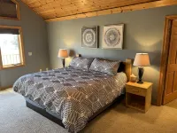Lakefront Penthouse Retreat: Stunning Views, Bar, Golf & Fun on Castle Rock Lake - Homestays