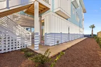 Enjoy Amazing Views at Almost New Spacious Oceanfront Unit, Huge Deck, Elevator - 5-Star