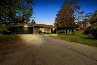 Comfort, Fun, & charming! - 5BR oasis w/ Pool - 4 stjerner