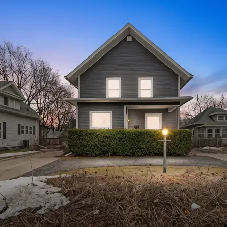 The Vintage Haven. A cozy home 5 mins from Downtown Des Moines. Pet-Friendly
