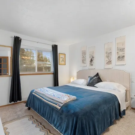 Poolside Getaway with Spacious Outdoor Living & 6 Cozy Beds!!
