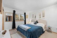 Poolside Getaway with Spacious Outdoor Living & 6 Cozy Beds!!