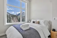 Mountain View Townhouse, Private Garage + Patio + Central AC - บังกะโล