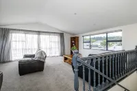 Spacious, modern, centrally located house. - Wifi