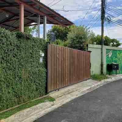 House near the beautiful beaches of Manuel Antonio and others tourist sites. Hotel Exterior