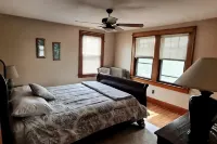 Entire home in quaint neighborhood -walk to restaurants and close to everything! - 3-Star