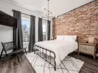 Downtown Columbus Historic Luxury Home - Sleeps 14, Near OSU & Convention Center - balcony