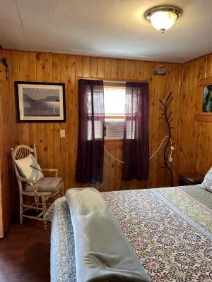 Lake Willoughby Views and access.  Boat Dock and Beach  Wood fired hot tub - Alppimaja