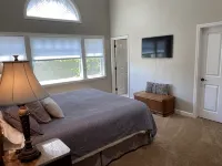 🍾UPSTAIRS ON VINE - 2 blocks from the center of town!!🍷 - 3-Star