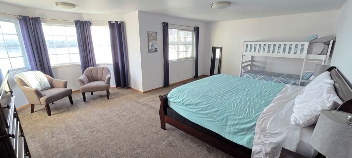 Spacious Lakehouse Getaway. Private Dock with large fenced Backyard and Gameroom Hotels in Moses Lake