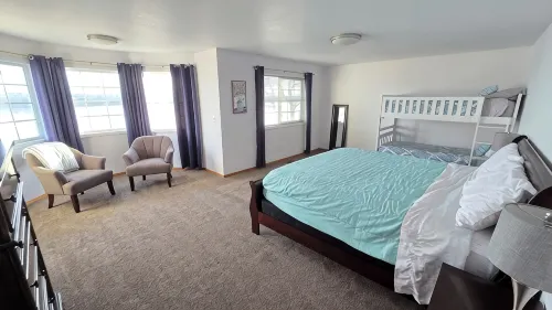 Spacious Lakehouse Getaway. Private Dock with large fenced Backyard and Gameroom - 3 stjerner