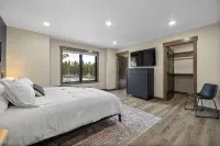 Luxury property with 5 King Suites Air Conditioning, Pool Access, Hot Tub & Wifi - 홈스테이