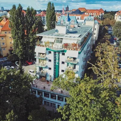 Bernstein Hotel Villa Kastania - Airport Shuttle