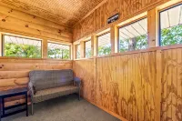 Lakeside Pet Friendly Cabin w/ Hot tub Game Rm Fireplace Elec Vehicle Charger - Chalets