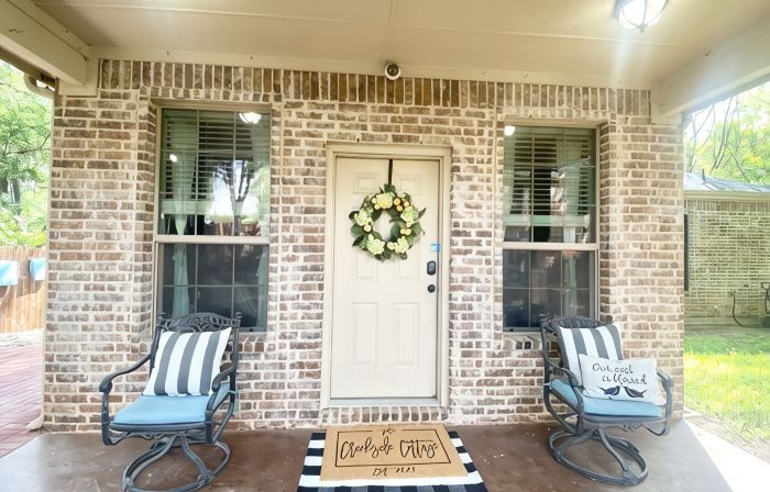 Peaceful Creekside Cottage - quiet, clean and lots of amenities!