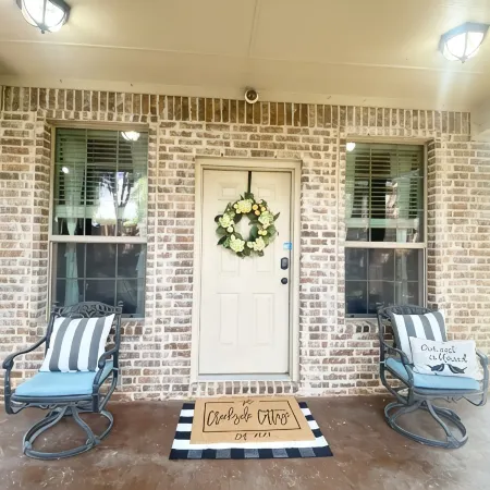 Peaceful Creekside Cottage - quiet, clean and lots of amenities!