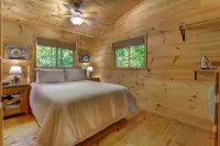 Quiet cabin in the woods, only 10 min from downtown Helen - Feriehus