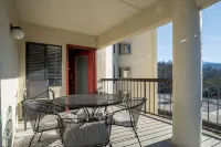 Spacious 3BD, 3BA Condo with En Suite Bathrooms, 10 min Walk to Anakeesta - Condos