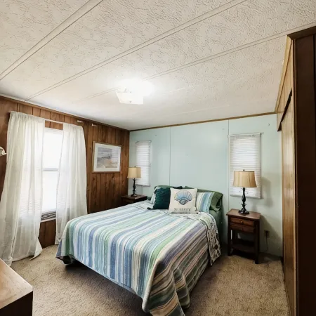 NOW BOOKING FOR WINTER! CUTE….COZY….COASTAL!! Quiet Neighborhood!
