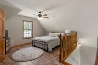 Lakefront 3-bedroom cottage on Watts Bar Lake with boat slip! - 4-Star
