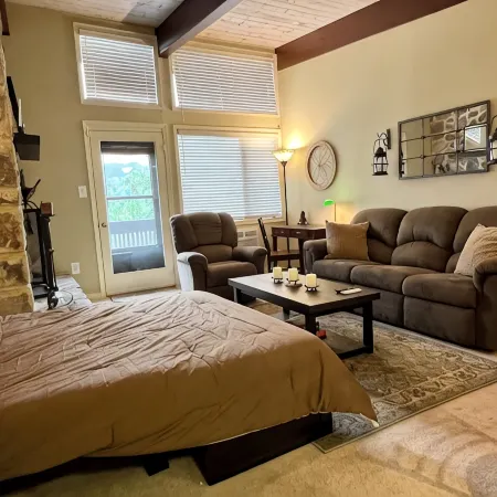 Steps to slopes at Bryce Resort! Family-sized condo with balcony and fireplace