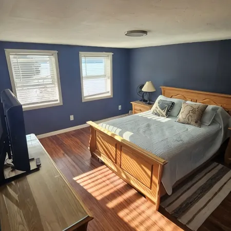 Cozy Lake Front home for Boating, fishing, winter sports, and gorgeous views,