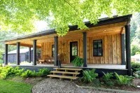 Peaceful, Modern Farmhouse. Premier Host. Minutes from Beach. Dog Friendly. - 4 stjerner