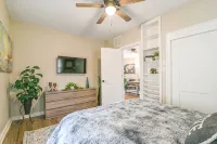 Fully Updated Bungalow Style - Close to Downtown - Homestays