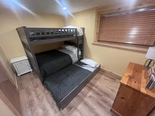 5 bdrm, 3 levels, 5 min Attitash Mt, 6 miles storyland, pool, a/c, grill - 2-Star