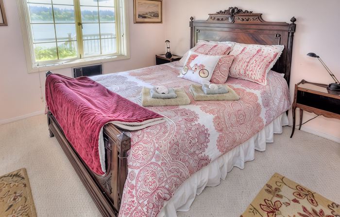 Stunning Beach Suite, great mountain & water views, near downtown Winslow, Cozy.