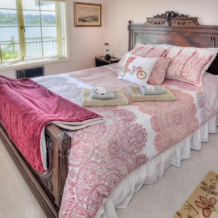 Stunning Beach Suite, great mountain & water views, near downtown Winslow, Cozy.