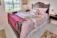 Stunning Beach Suite, great mountain & water views, near downtown Winslow, Cozy. - WiFi