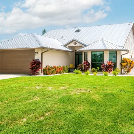 3mins2Beach-Sleeps10-Pool+FencedYard-Bikes-Patio