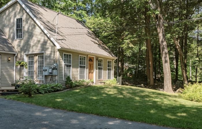Cozy Long Pond Cottage: Community Access, Private Mooring & Shared Dock.