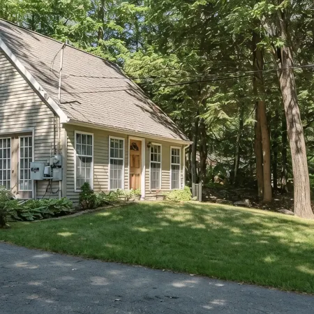 Cozy Long Pond Cottage: Community Access, Private Mooring & Shared Dock.