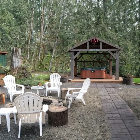 Cozy and Dog Friendly Retreat by Relaxing Creek & Hot Tub by Lake Cushman