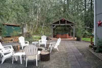 Cozy and Dog Friendly Retreat by Relaxing Creek & Hot Tub by Lake Cushman - シャレー