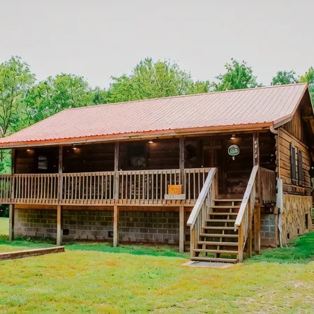 "Sweet Life" Log Cabin Creekside, Trout Fishing, Foosball, Hot Tub and Firepit