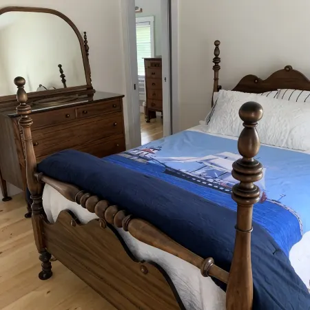 Charming and newly-renovated 1850's house in quiet residential neighborhood