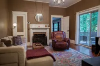 The Cozy Bungalow - Official Historic Home Near UNC! - 3つ星