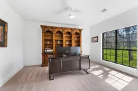 Luxury retreat in prime location close to entertainment, restaurants & shopping - 5-Star