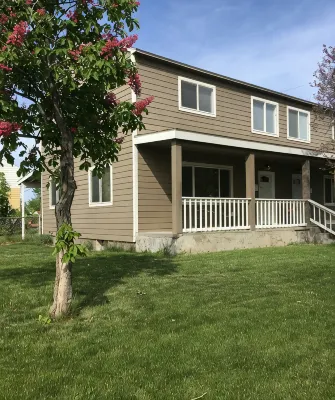 Home away from home. Clean and cozy 3 bedroom, 1 bath in Richland, WA - 3-Star