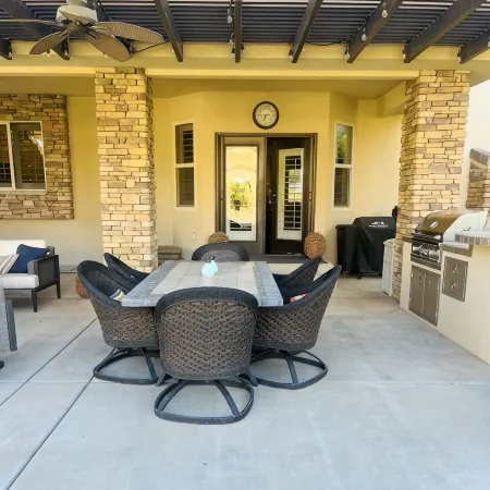 Wonderful large family home, pool, hot tub, outdoor kitchen, Bear Claw Poppy