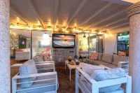 NEW 3Bed by the Beach- Game Room - Pool - Outdoor TV - Homestays