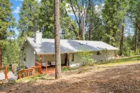 Lux Retreat with Sauna, Game Rm, BBQ Grill, Deck Dining, Fire pit, Close to Lake - 샬레 호텔