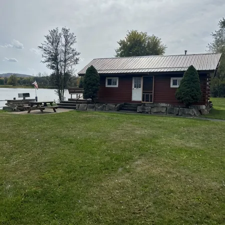 Cozy 2 bedroom cabin on a 20 acre lake