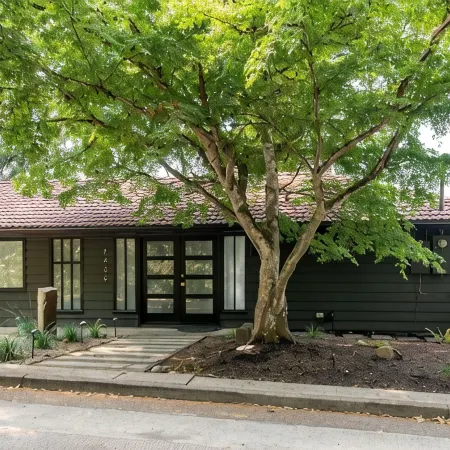 Skyline - Entire Modern 3-Bedroom House with Game Room, Sauna and Views!