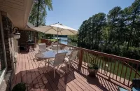The Grand Hamilton Retreat ~ Lake Front ~ Sleeps 15 ~ Memories Included - Homestays